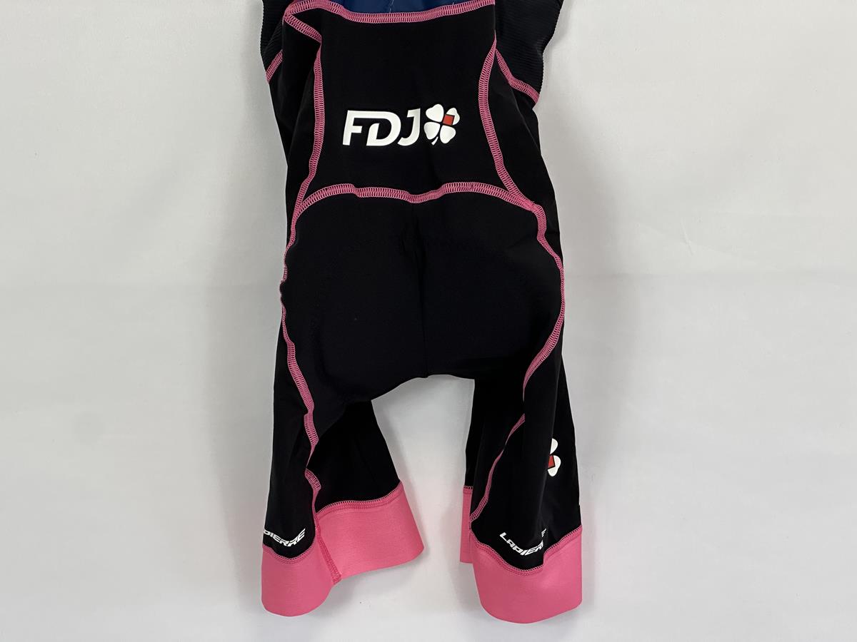 Culotte corto con tirantes FDJ Cycling - Absolute WT banda rosa de Gobik