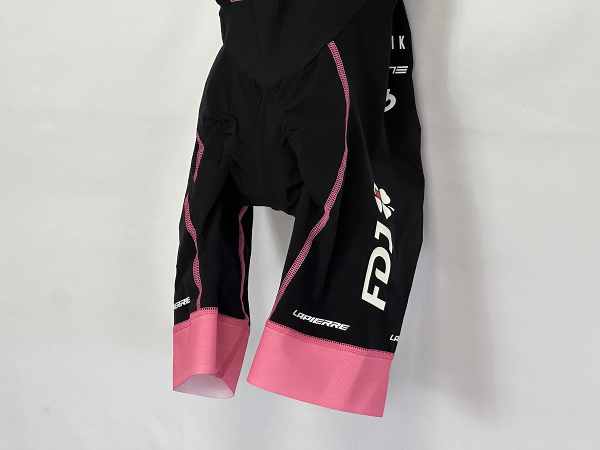 Culotte corto con tirantes FDJ Cycling - Absolute WT banda rosa de Gobik